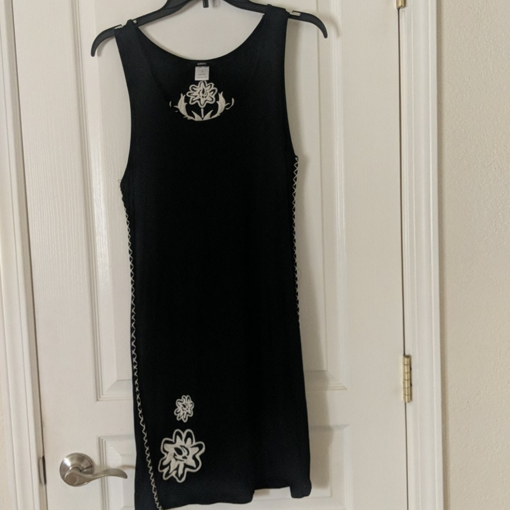 ENTI Fitted Dress with embroidery